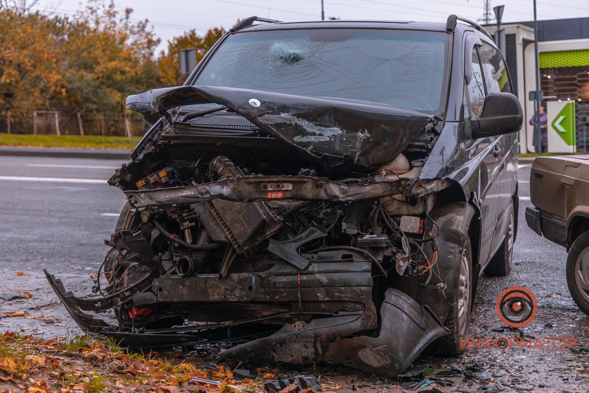 Повреждения микроавтобуса