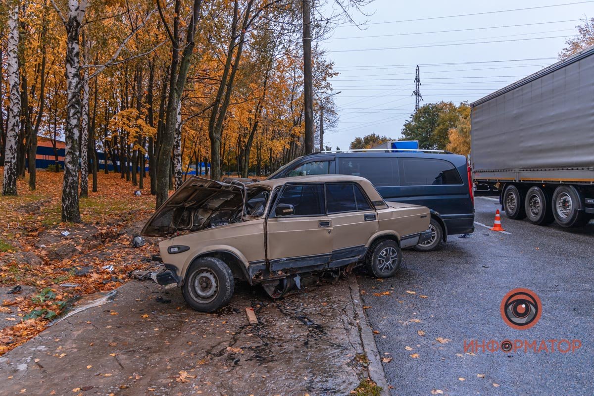 Оба автомобиля вылетели на тротуар