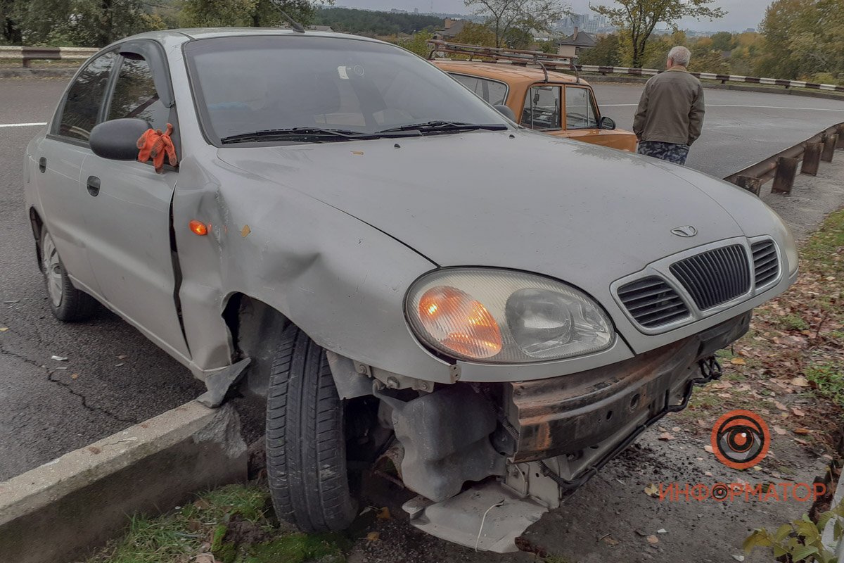 Со слов водителя, на повороте его занесло, вследствие чего он врезался в ограждение Со слов водителя, на повороте его занесло, вследствие чего он врезался в ограждение