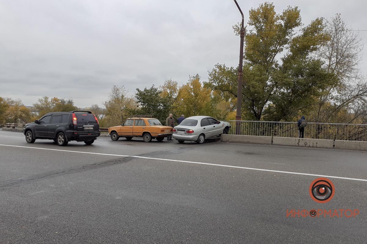 Мужчина вызвал кран-манипулятор, чтобы вытащить автомобиль Мужчина вызвал кран-манипулятор, чтобы вытащить автомобиль