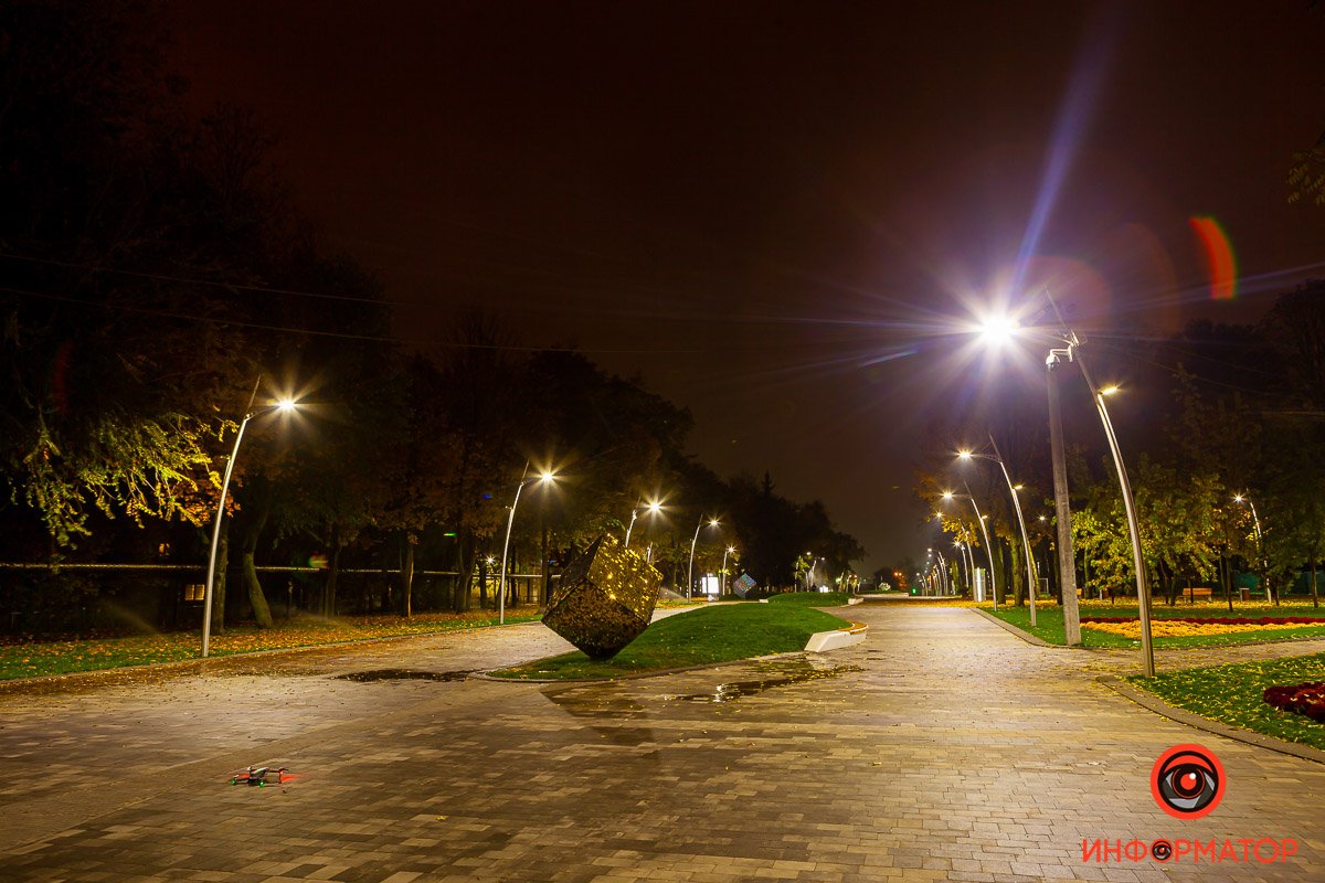 Посетителей встречает куб