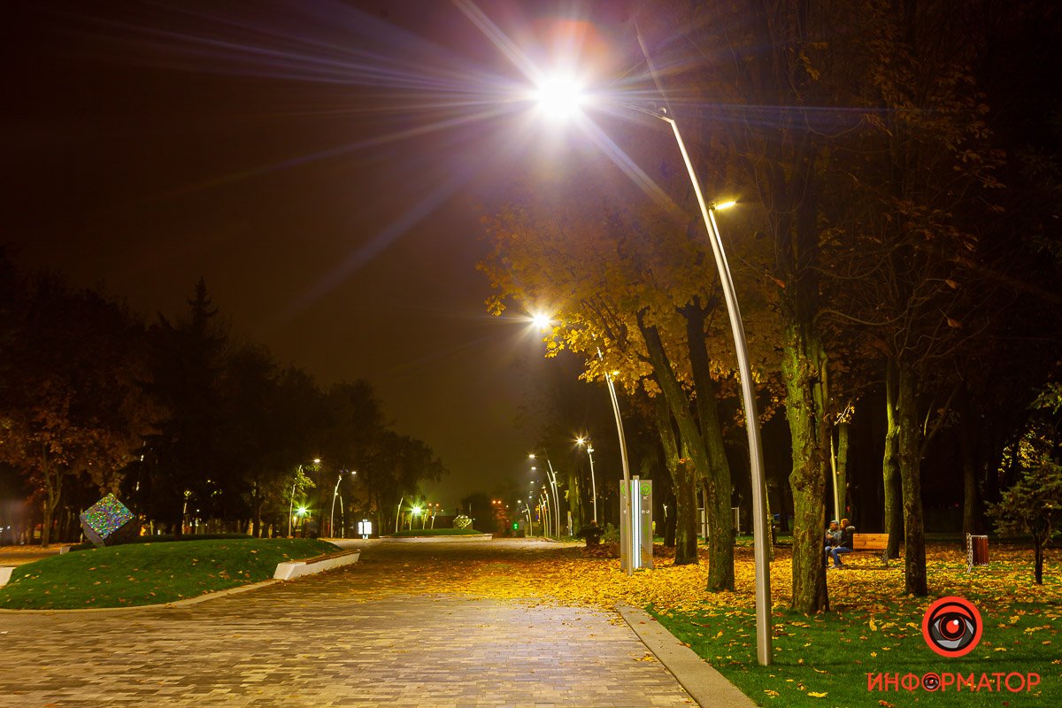 Когда фонарь подсвечивает листву на пустой аллее, это отдельное наслаждение интровертов