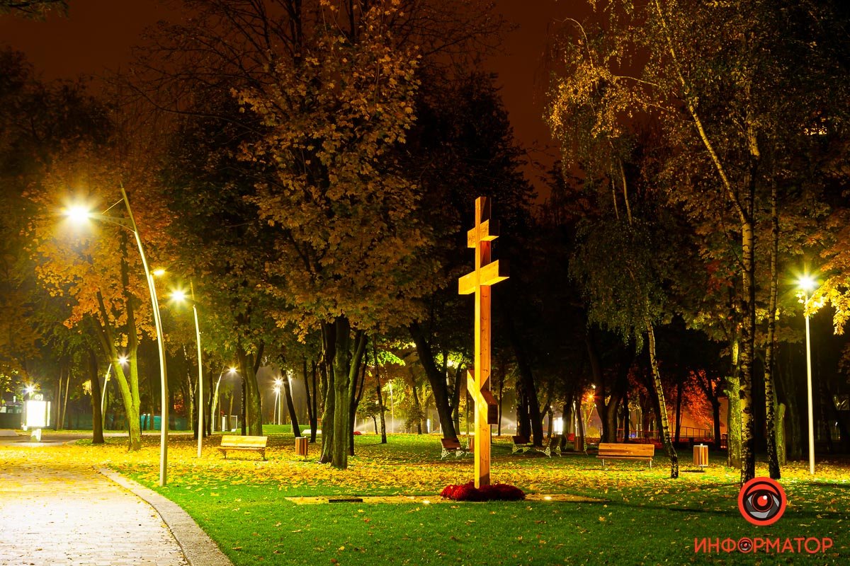 Крест скромно напоминает о себе