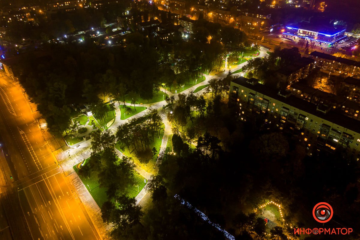 Находится между двумя шумными проспектами