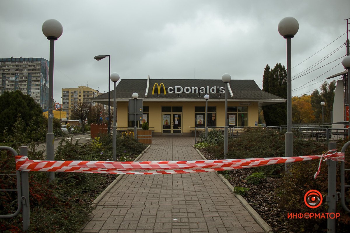 Входы перекрыты предупредительной лентой