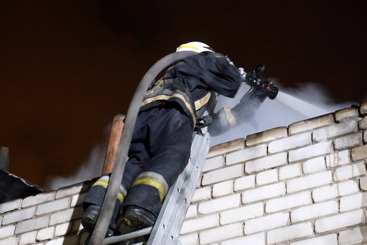 С огнем боролись 15 пожарных С огнем боролись 15 пожарных