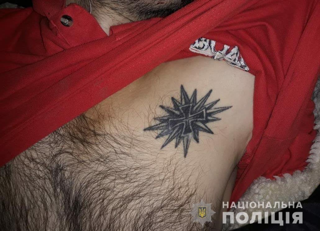 У мужчины на груди 2 татуировки