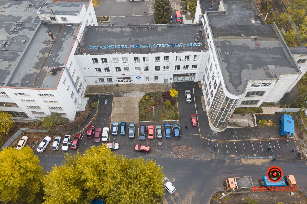 Возле агрегатного завода прорвало трубу