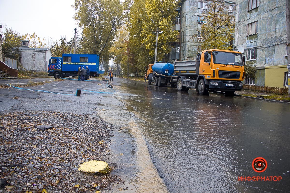 Вода вытекает из коллектора