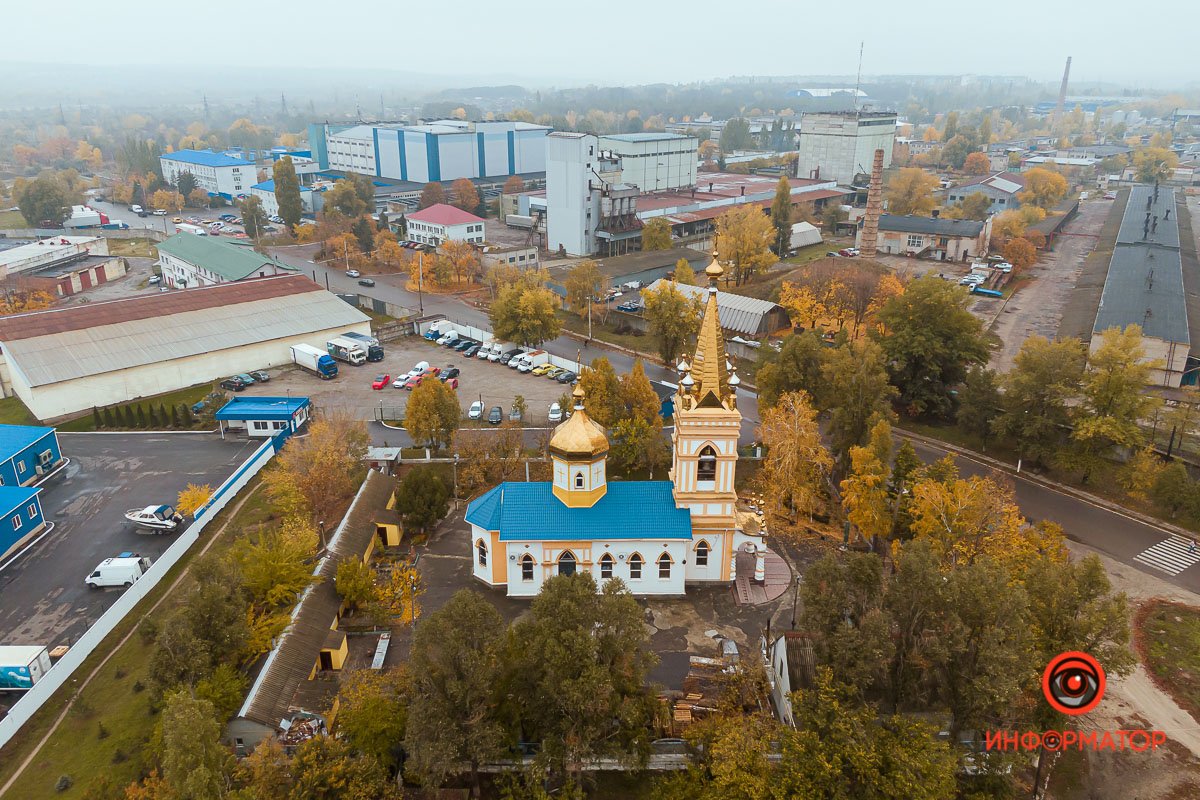 Храм в окружении насаждений Храм в окружении насаждений