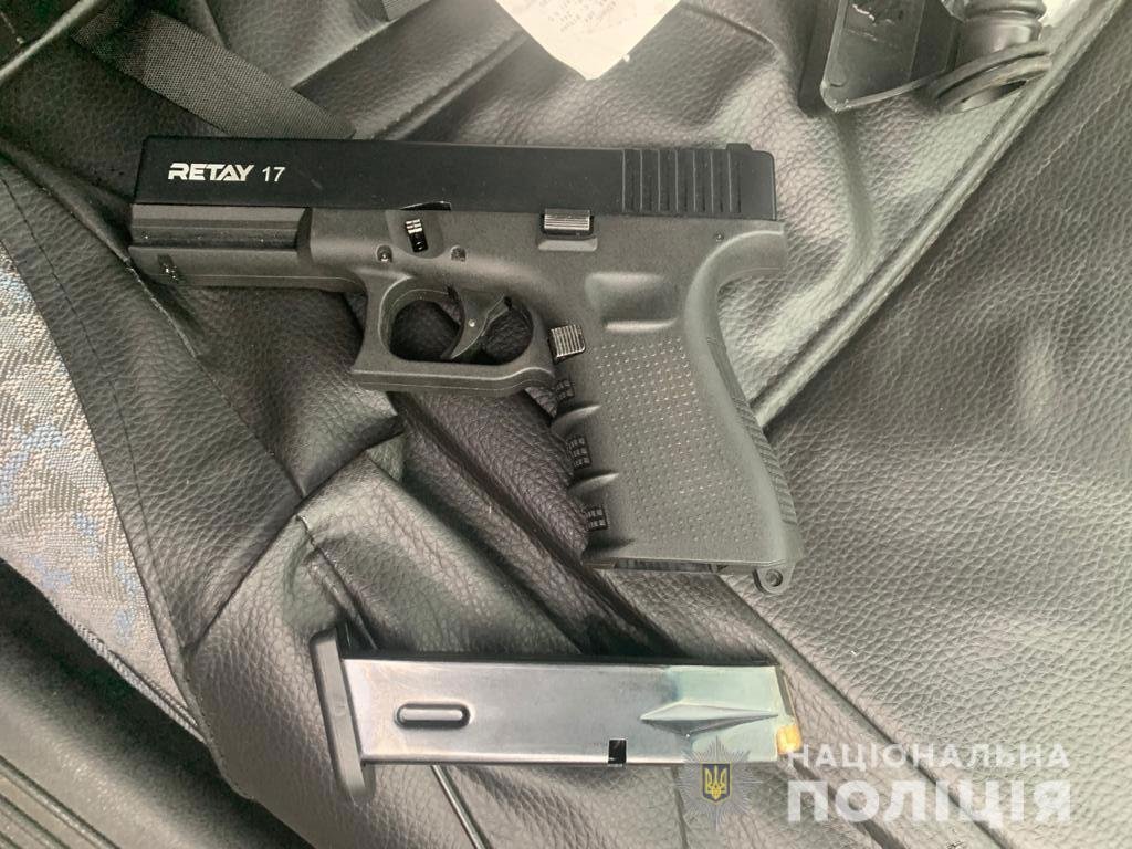 У мужчин нашли пистолет