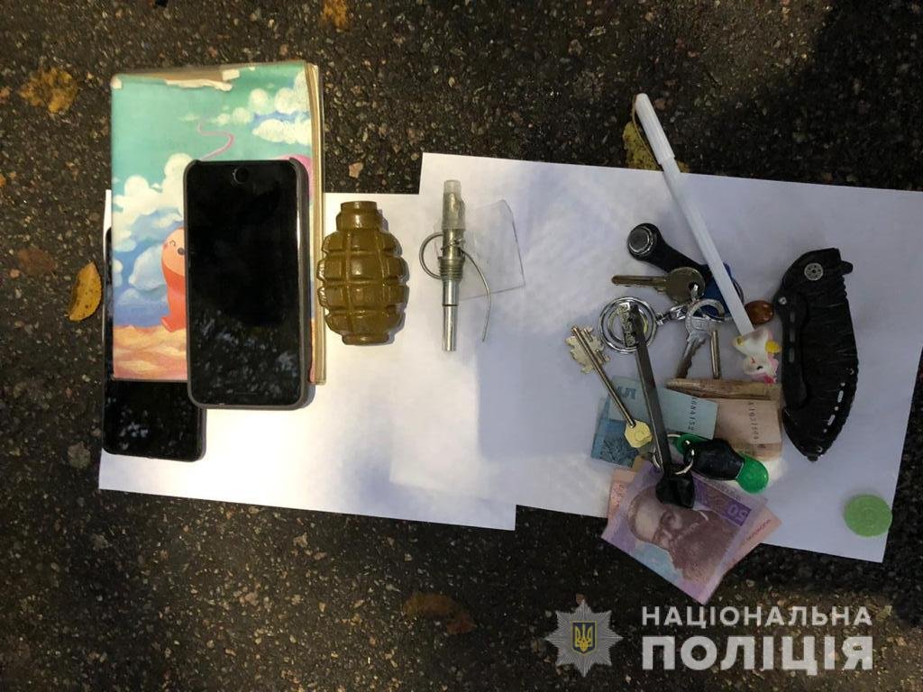 А также гранату, черновики и фото машины