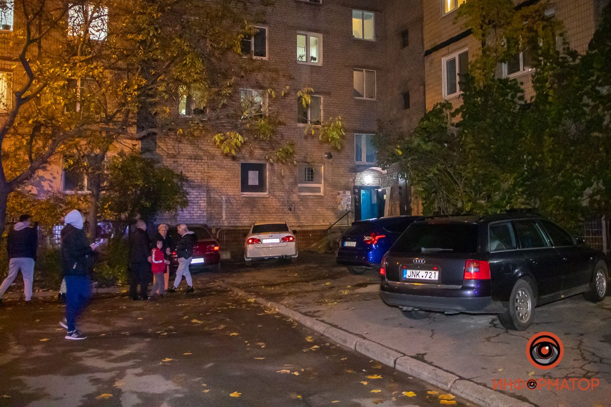 Предварительно, мужчина курил на диване