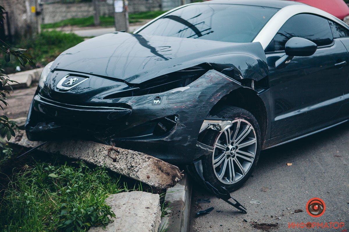 После столкновения Peugeot врезался в бордюр
