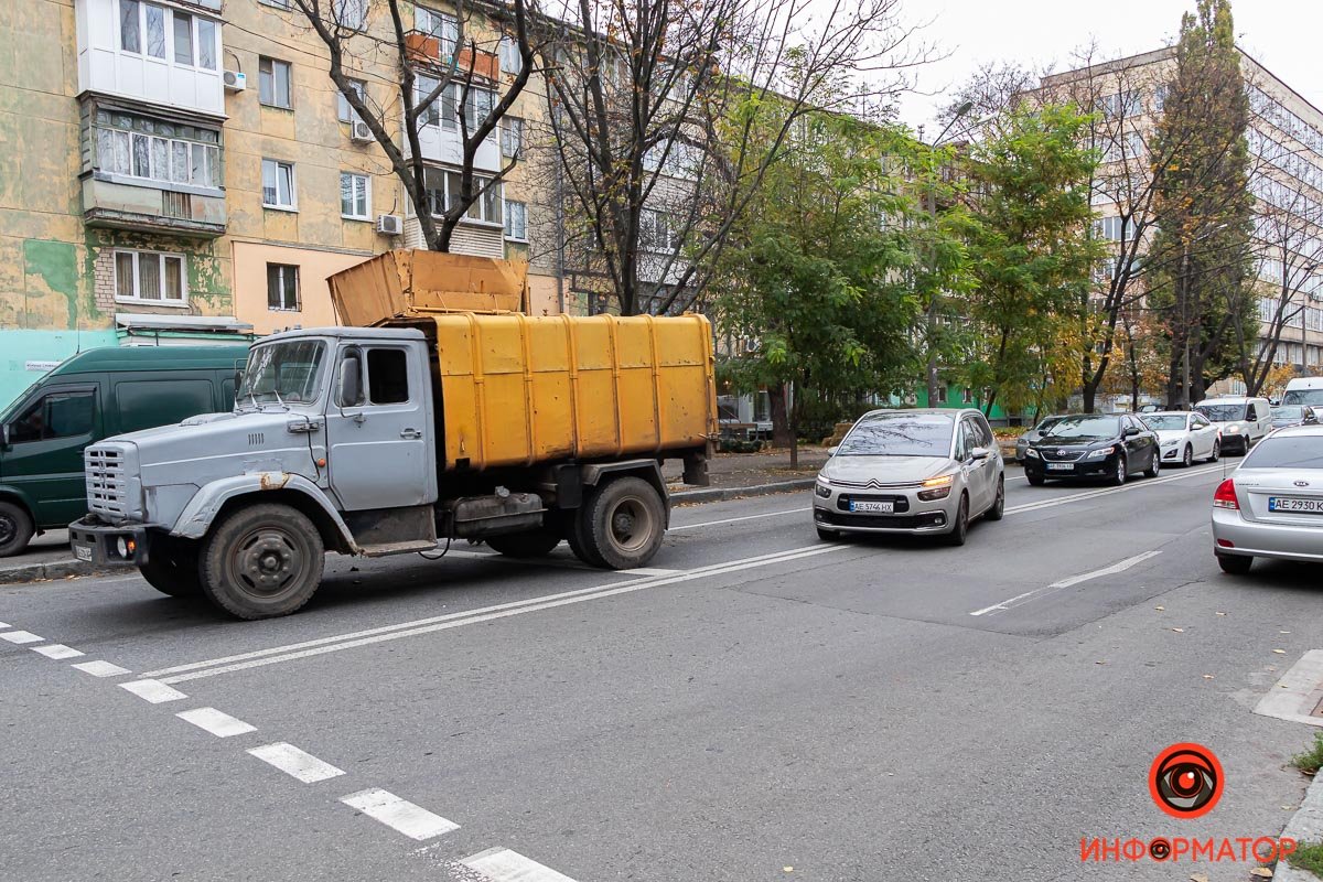 Объезжать место аварии приходится по встречке Объезжать место аварии приходится по встречке