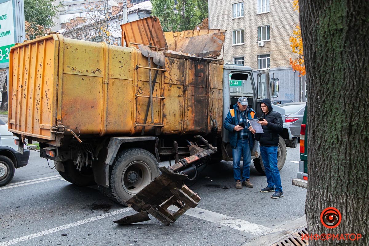 У мусоровоза на ходу отпала механическая стрела У мусоровоза на ходу отпала механическая стрела