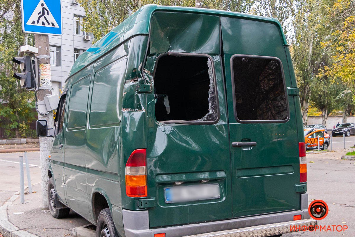 Разбито заднее стекло у Mercedes Sprinter Разбито заднее стекло у Mercedes Sprinter