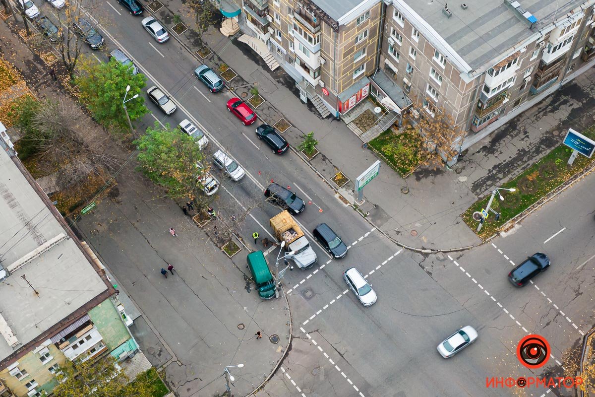 Заняты две полосы движения в сторону проспекта Дмитрия Яворницкого Заняты две полосы движения в сторону проспекта Дмитрия Яворницкого