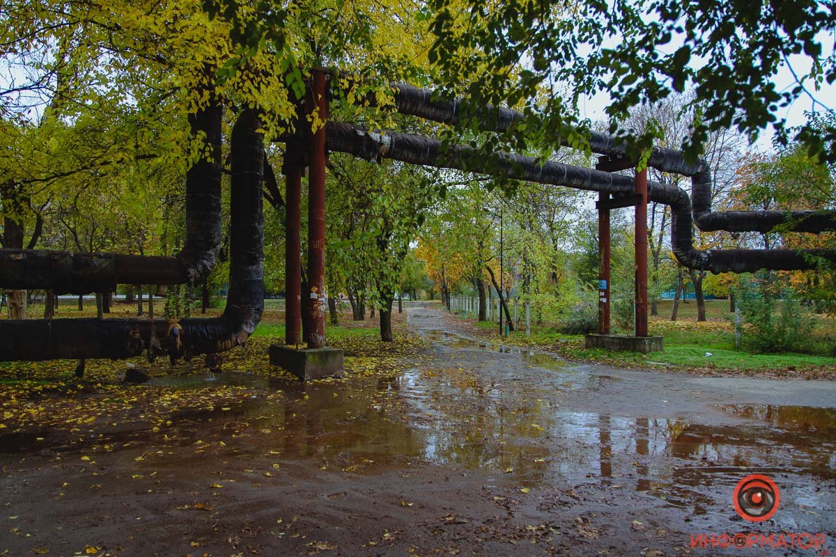 Под теплотрассой образовались большие лужи