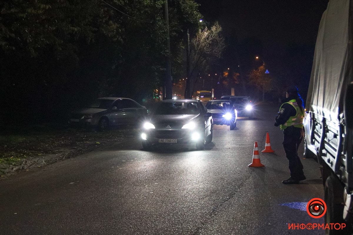 Полиция регулирует движение на дороге Полиция регулирует движение на дороге