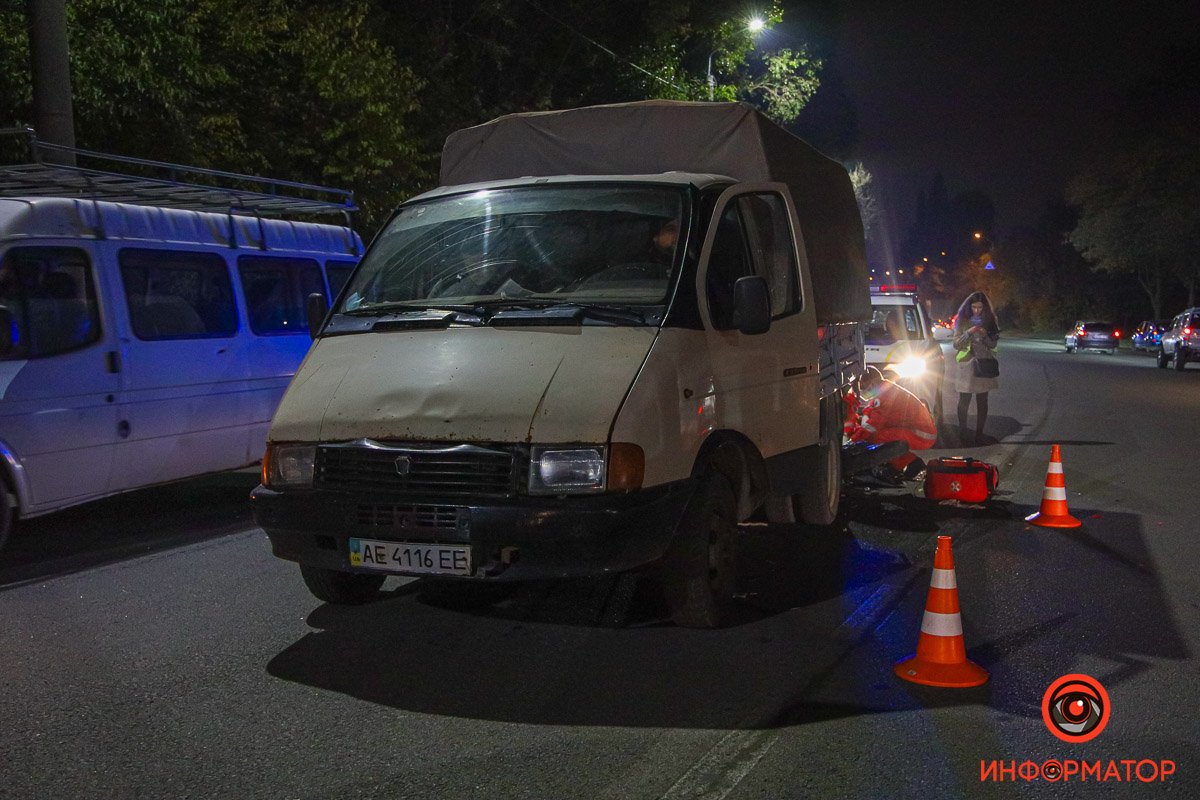 Предварительно, ГАЗель остановилась, чтобы повернуть налево Предварительно, ГАЗель остановилась, чтобы повернуть налево