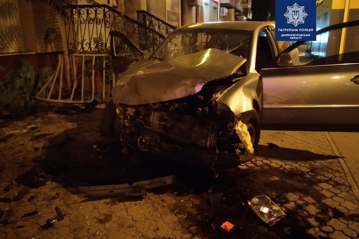 Volkswagen снес ограждение, вылетел на тротуар и врезался в дом Volkswagen снес ограждение, вылетел на тротуар и врезался в дом