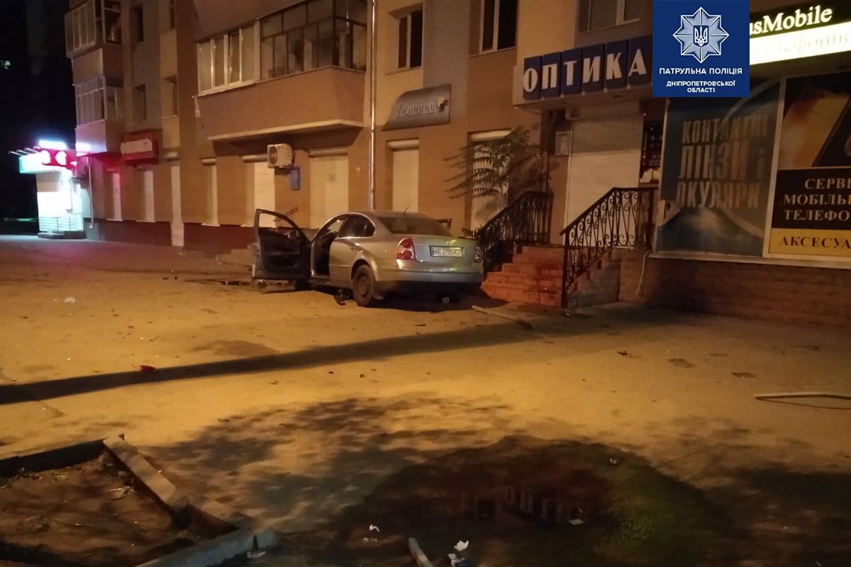 Двух парней с места аварии забрала скорая помощь Двух парней с места аварии забрала скорая помощь