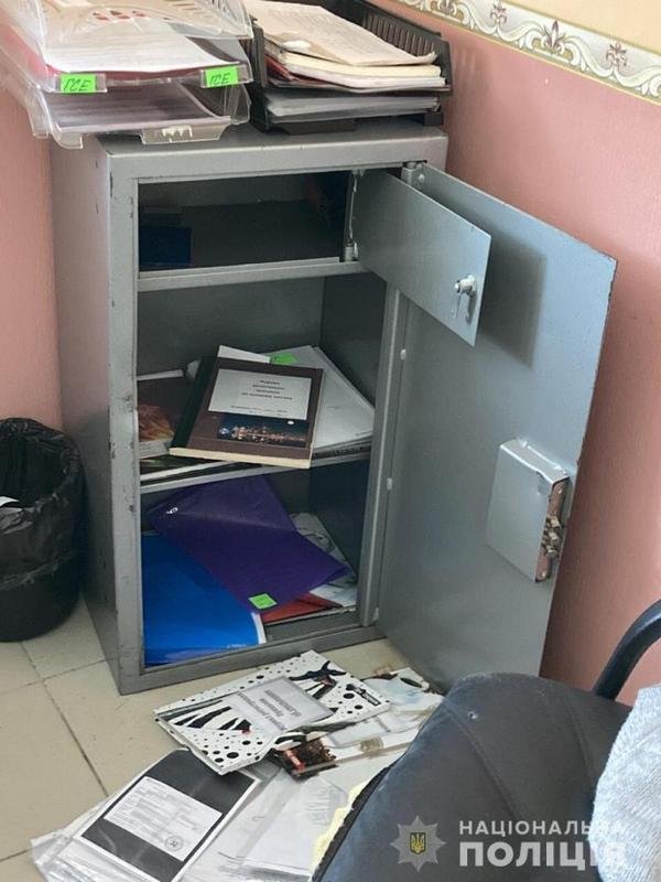 Угрожая ружьем, мужчины потребовали ключи от сейфа, из которого забрали документы