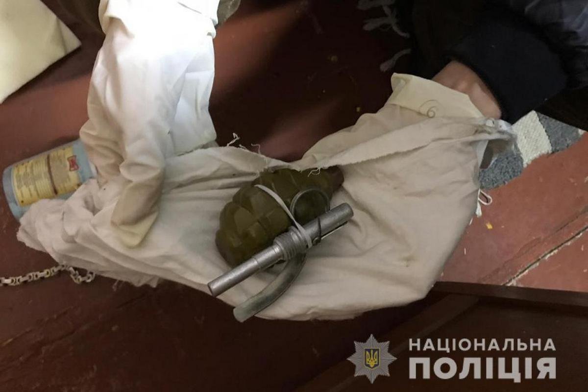 Полиция установила личности подозреваемых и нашла у них взрывчатку