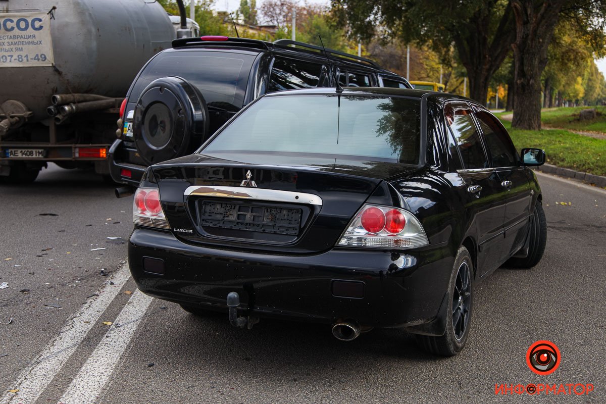 Со слов полицейских, водитель Mitsubishi утверждает, что за рулем был не он