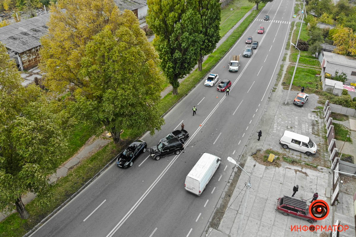 Водителя внедорожника с места аварии забрала скорая помощь