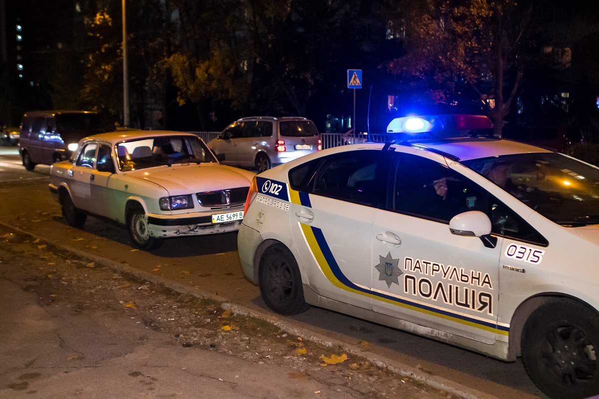 В Днепре на бульваре Славы "Волга" сбила женщину: пострадавшую увезла скорая 2