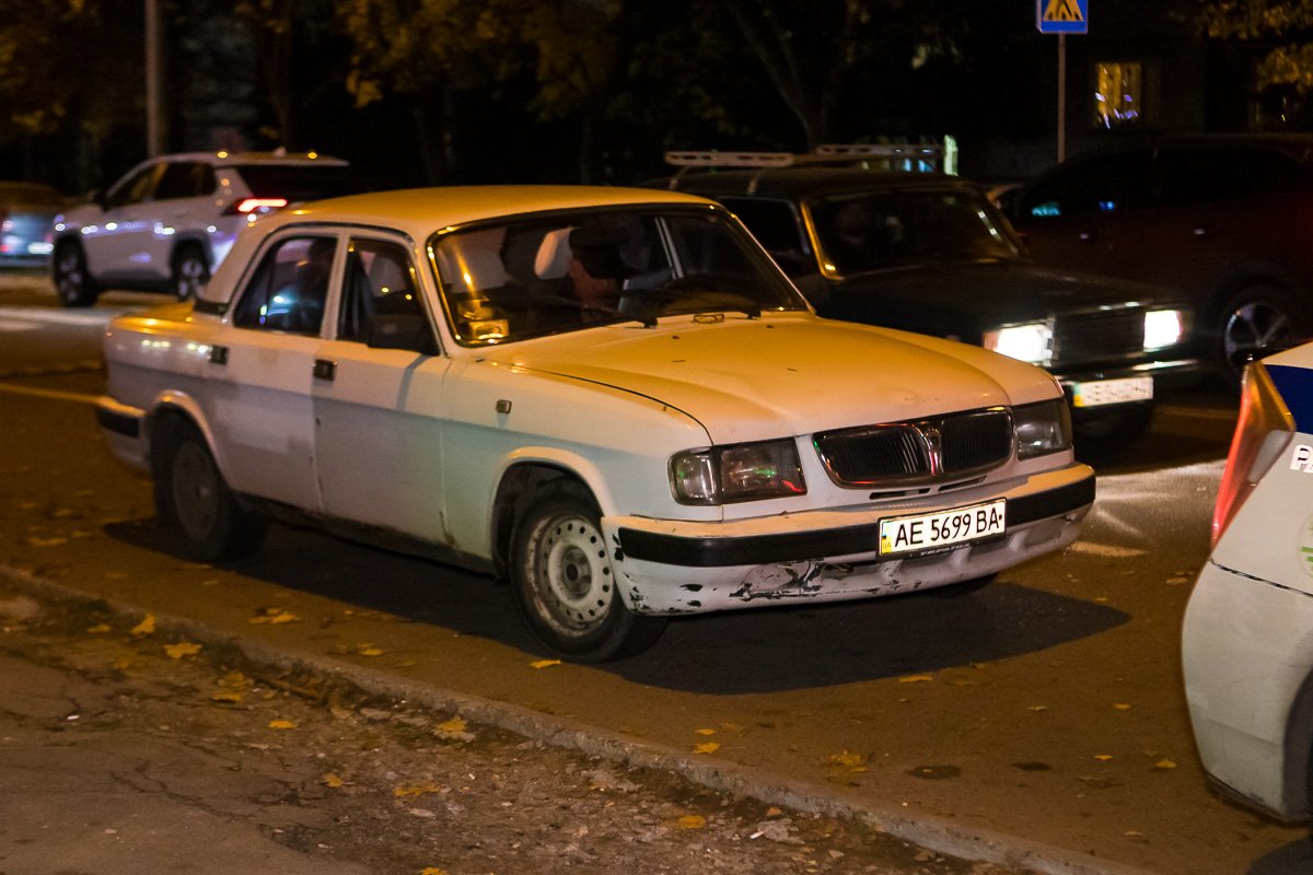 В Днепре на бульваре Славы "Волга" сбила женщину: пострадавшую увезла скорая 3