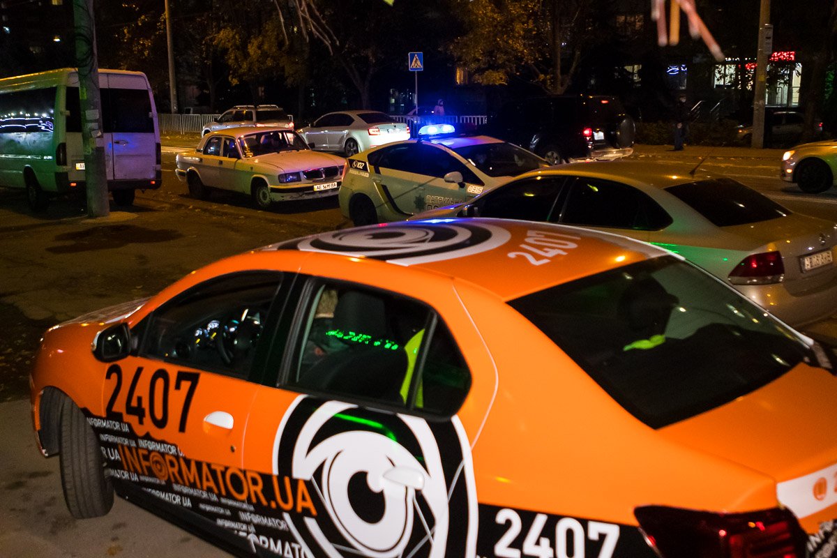 В Днепре на бульваре Славы "Волга" сбила женщину: пострадавшую увезла скорая 4