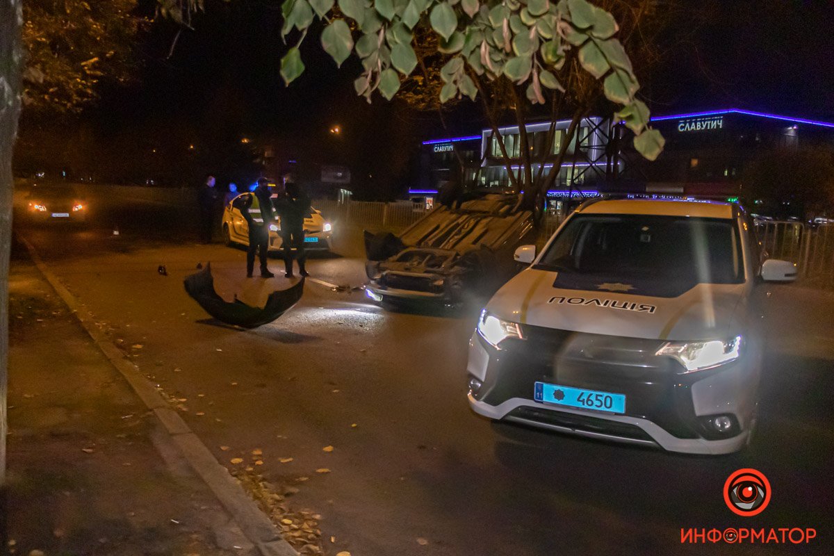 Возле дома №137 авто врезалось в припаркованный Faw Возле дома №137 авто врезалось в припаркованный Faw