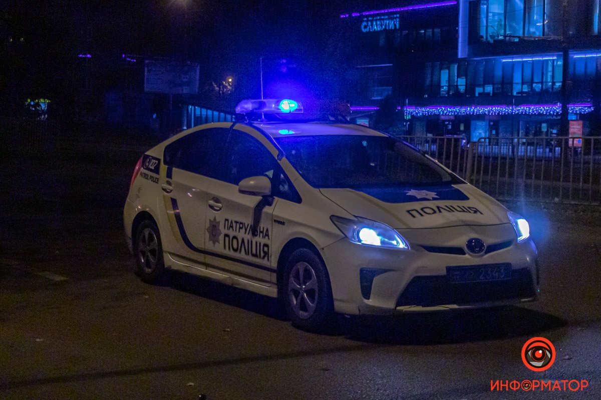 Со слов полицейских, мужчина находился в состоянии алкогольного опьянения. Со слов полицейских, мужчина находился в состоянии алкогольного опьянения.