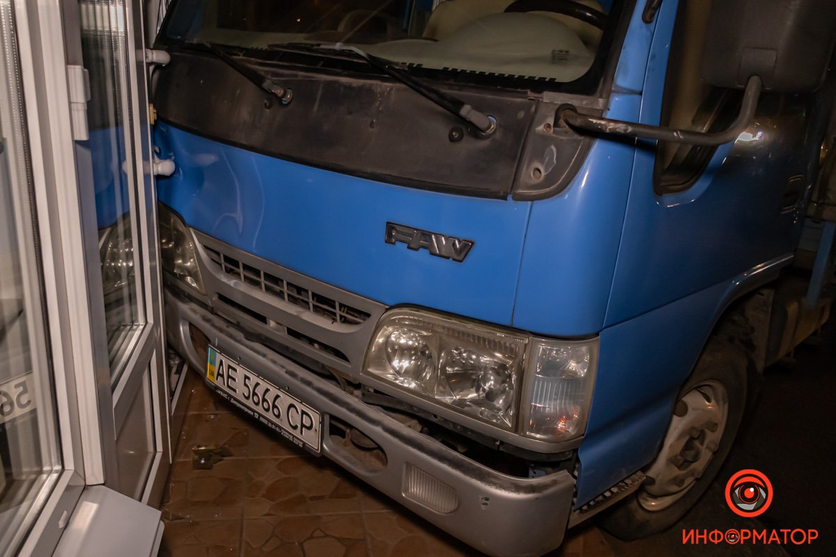 Грузовик отлетел в дверь магазина в доме Грузовик отлетел в дверь магазина в доме