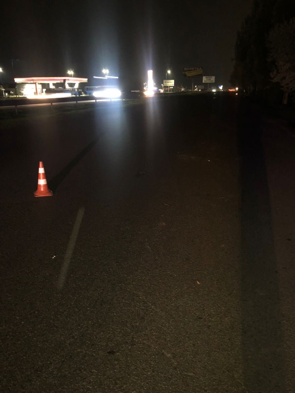 Мужчина шел вдоль дороги Мужчина шел вдоль дороги