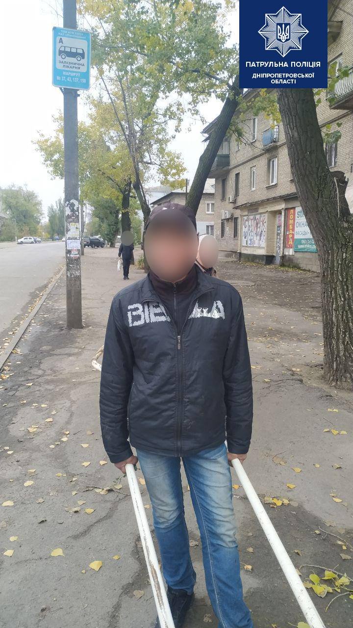 Мужчины выносили трубы с территории больницы
