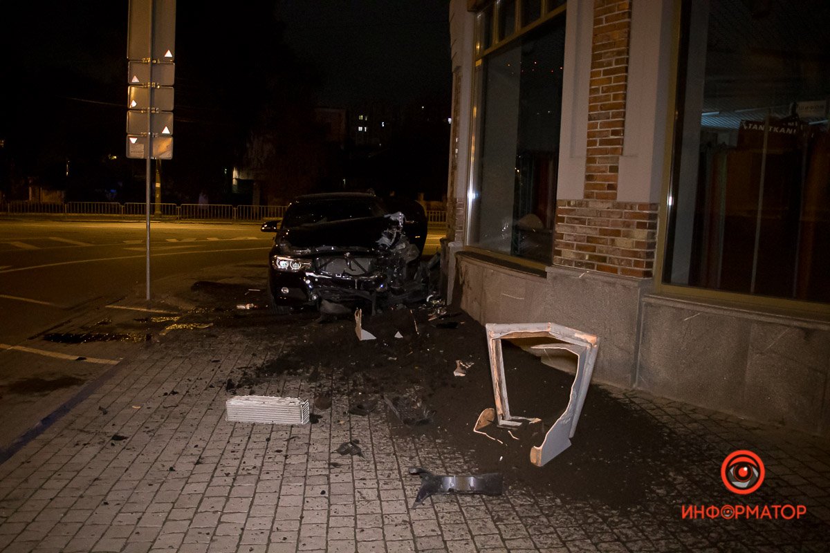 BMW влетел в магазин тканей