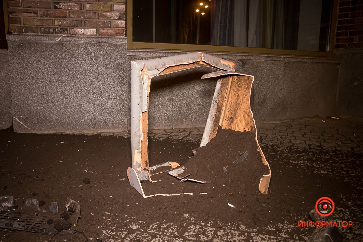 Машина сбила вазон