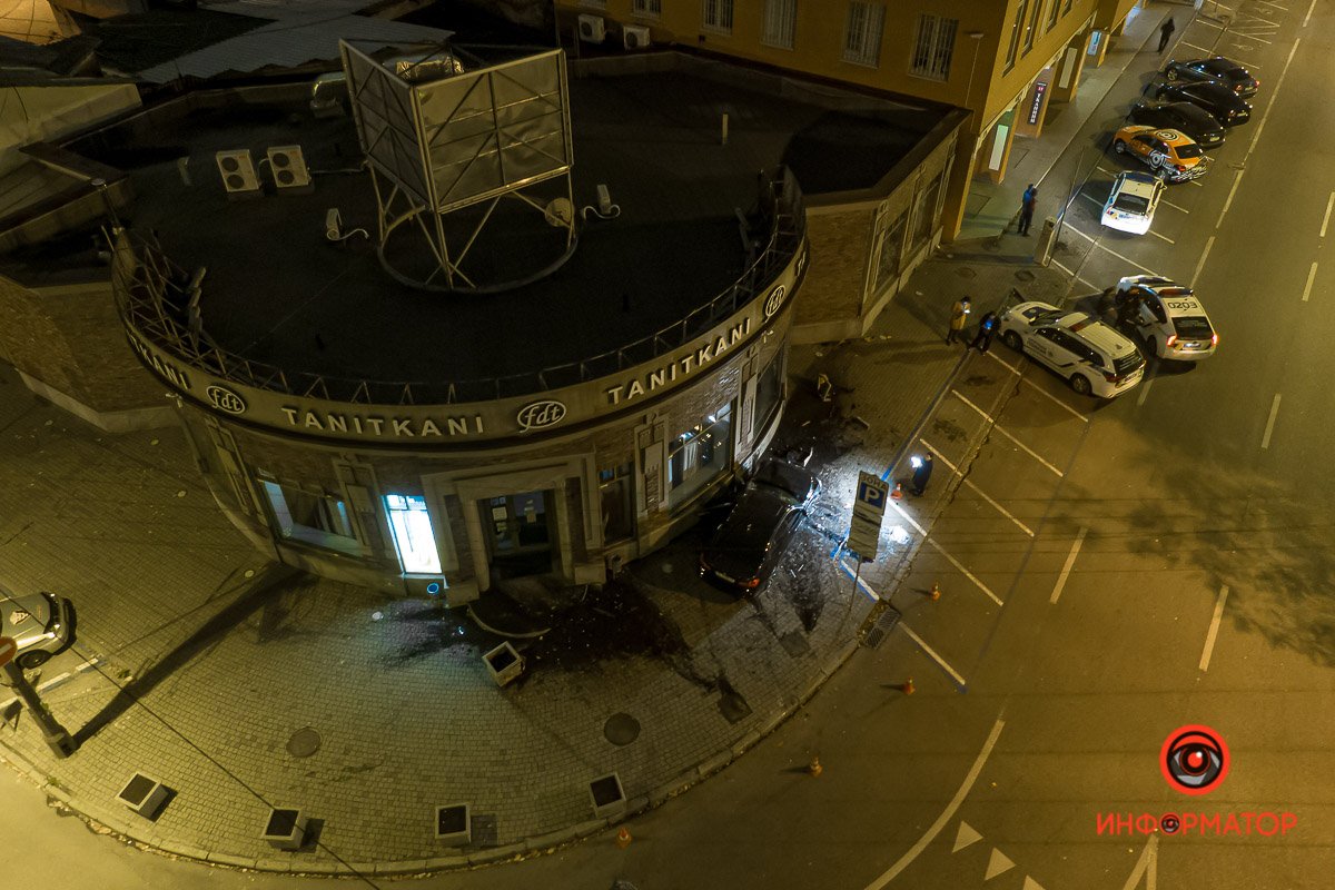 Потом врезалась в здание