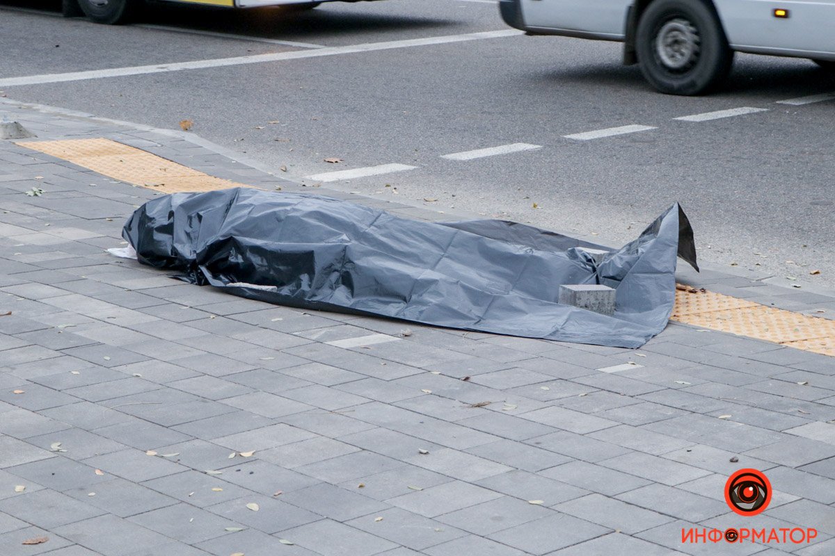 Как только мужчина пересек проезжую часть, он упал на тротуар. Он скончался до приезда скорой