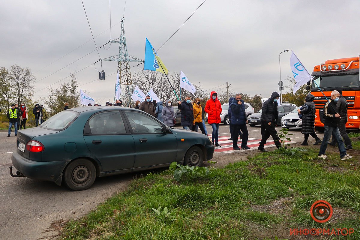 Митингующие ходили по кругу по пешеходному переходу