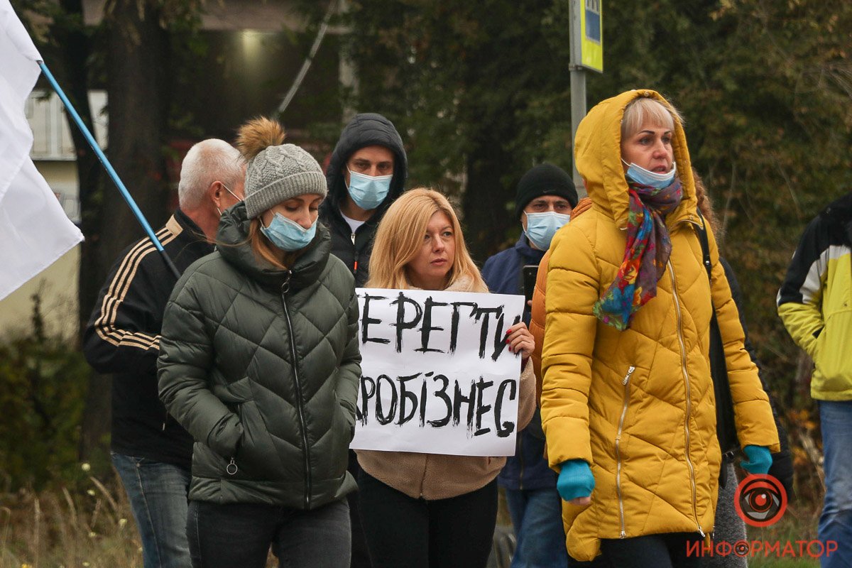 Митингующие, все же делали перерывы и пропускали поток, а потом вновь перекрывали