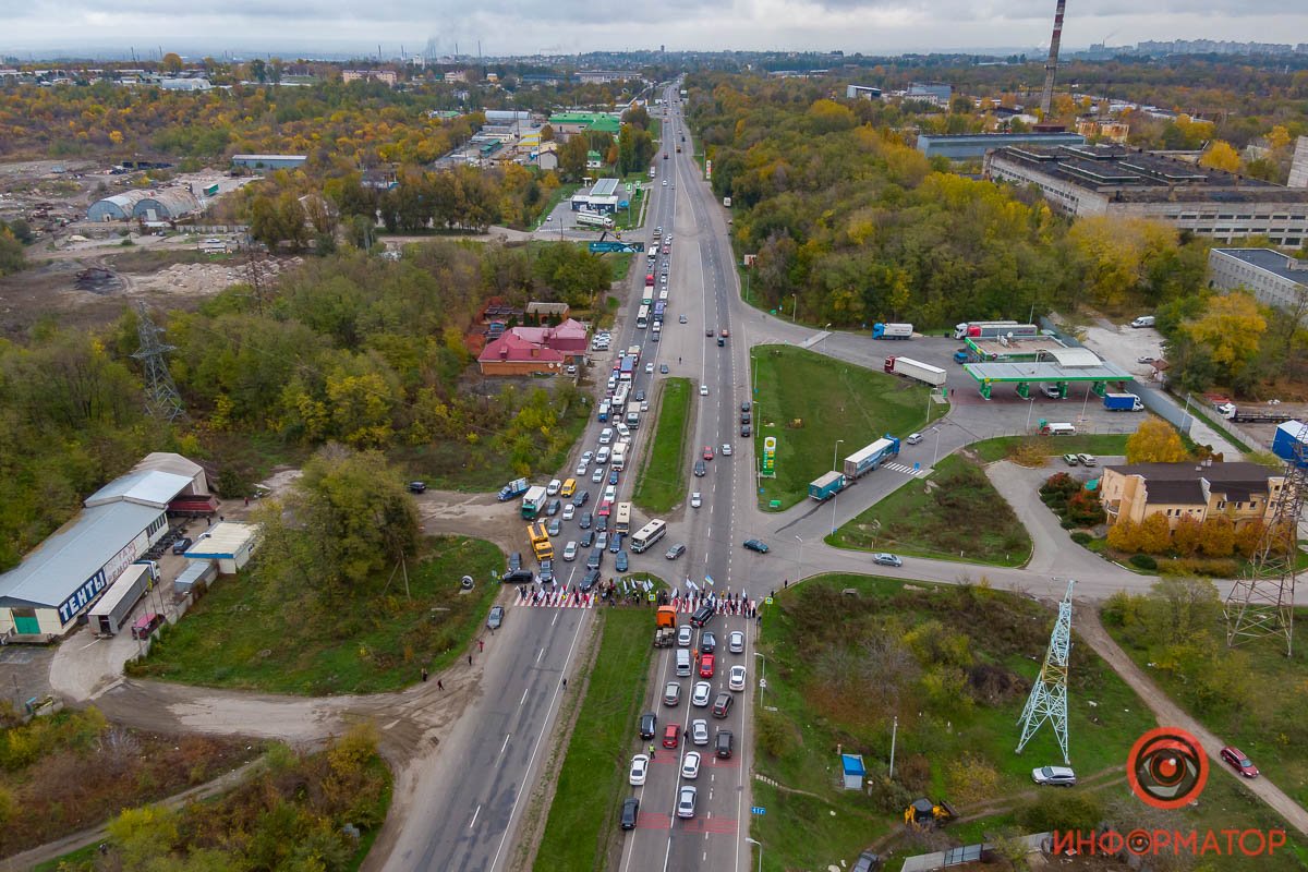 Вооружившись флагами и гудками, они ходили по пешеходному переходу
