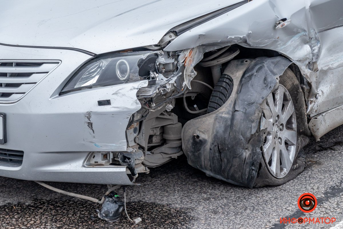 В этот момент в нее врезалась Toyota, которая ехала по Набережной Заводской со стороны центра на запрещающий сигнал светофора