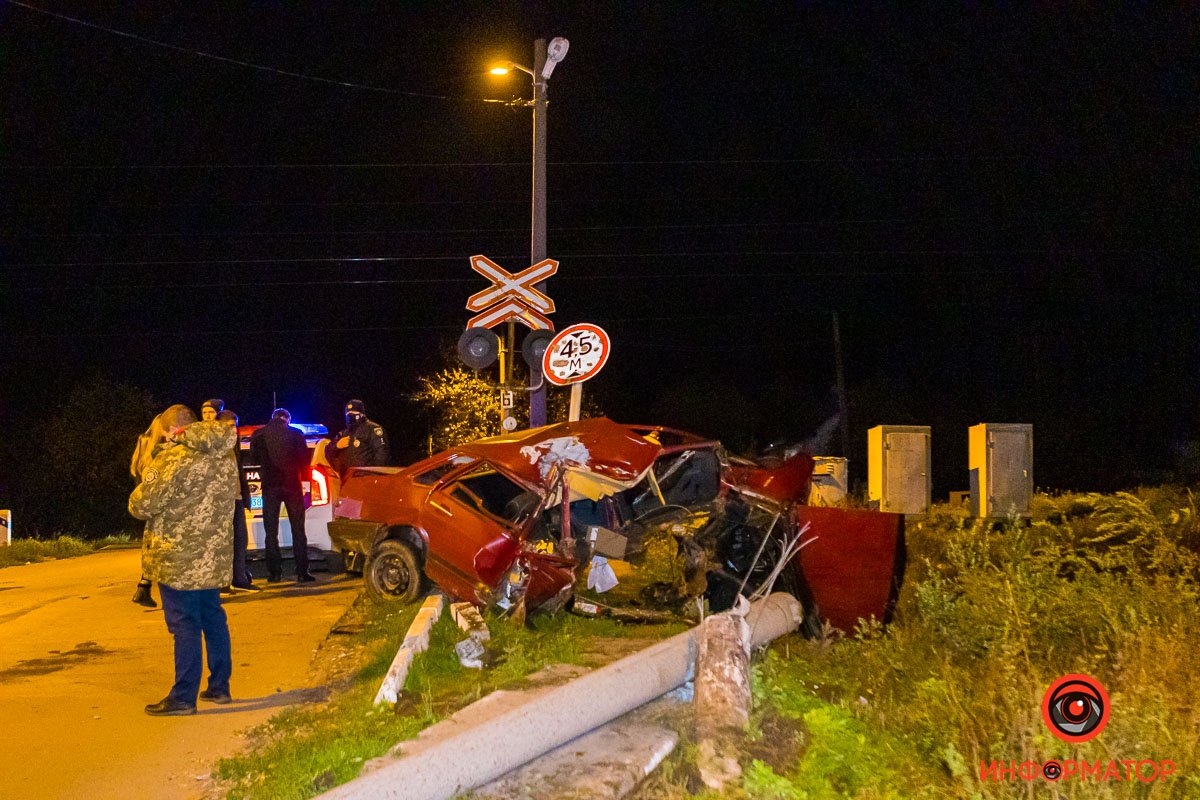 Lada снесла столб и ударилась о дорожный знак