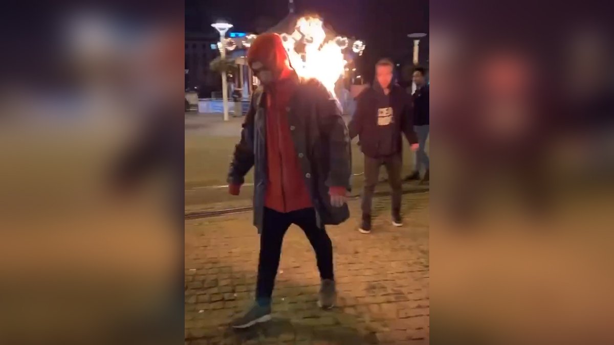 В Днепре на Европейской площади подожгли парня: видео момента