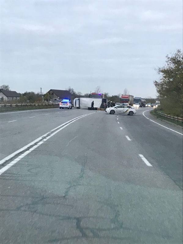 Грузовик нижней частью кузова зацепил отбойник и перевернулся Грузовик нижней частью кузова зацепил отбойник и перевернулся